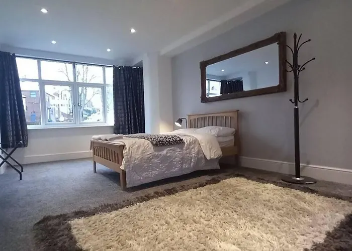 Lovely Commodious, Private Charming Studio, En Suite